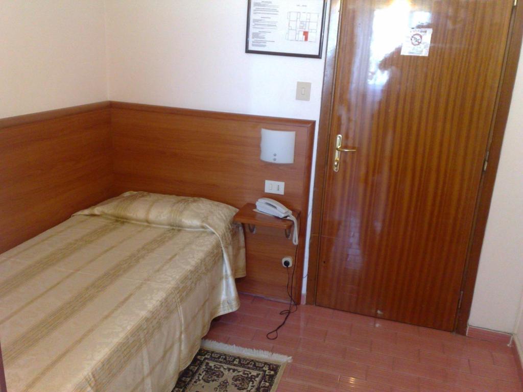 Parking Hotel Giardino Livorno Room photo