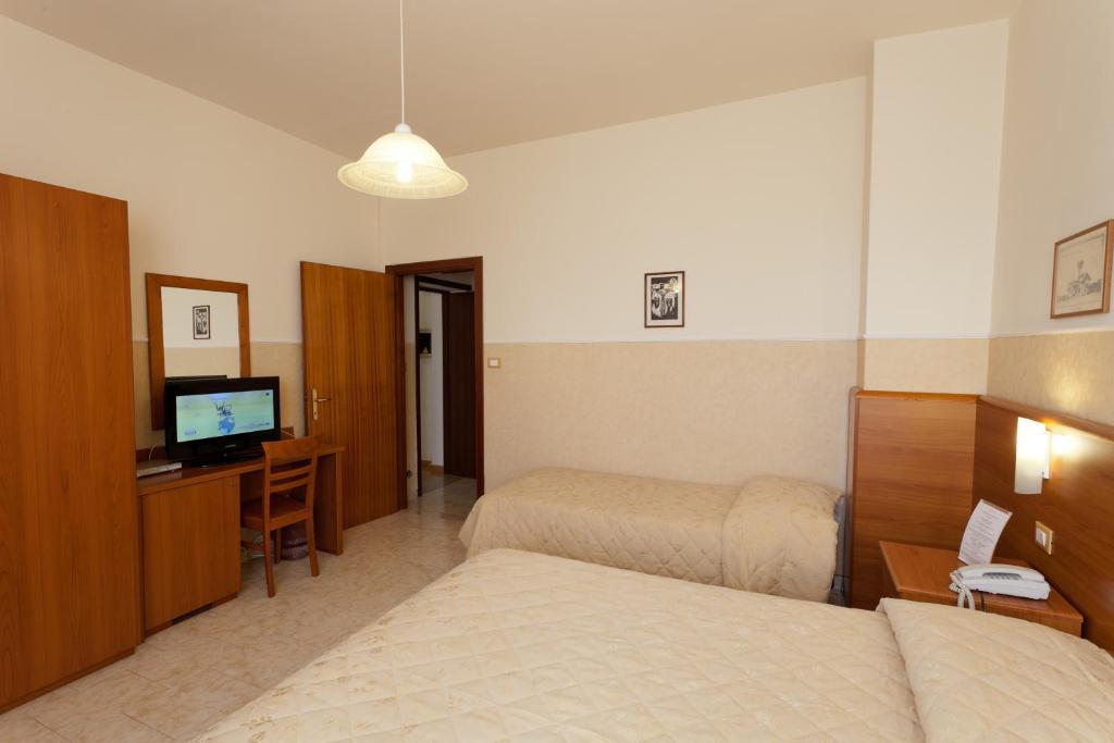 Parking Hotel Giardino Livorno Room photo