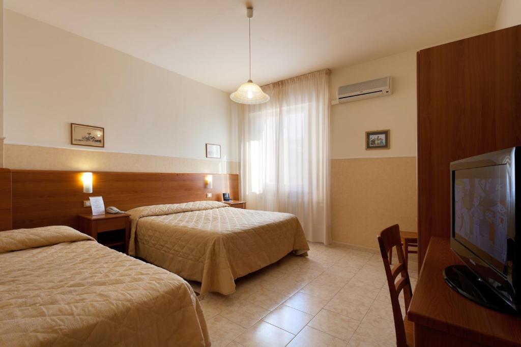 Parking Hotel Giardino Livorno Room photo