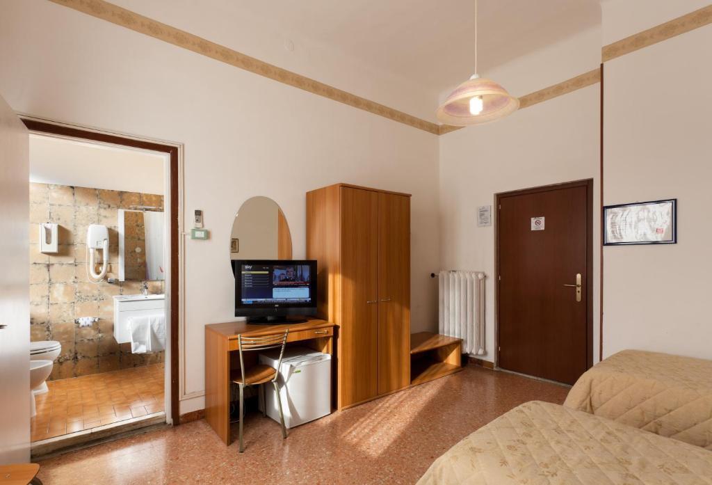 Parking Hotel Giardino Livorno Room photo