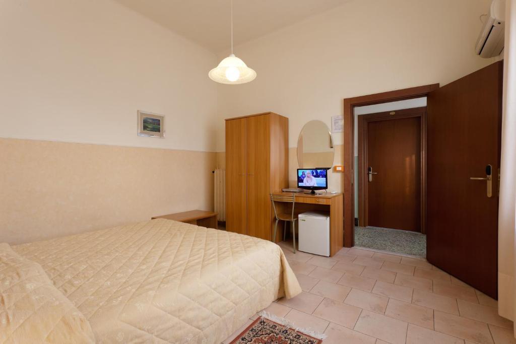 Parking Hotel Giardino Livorno Room photo