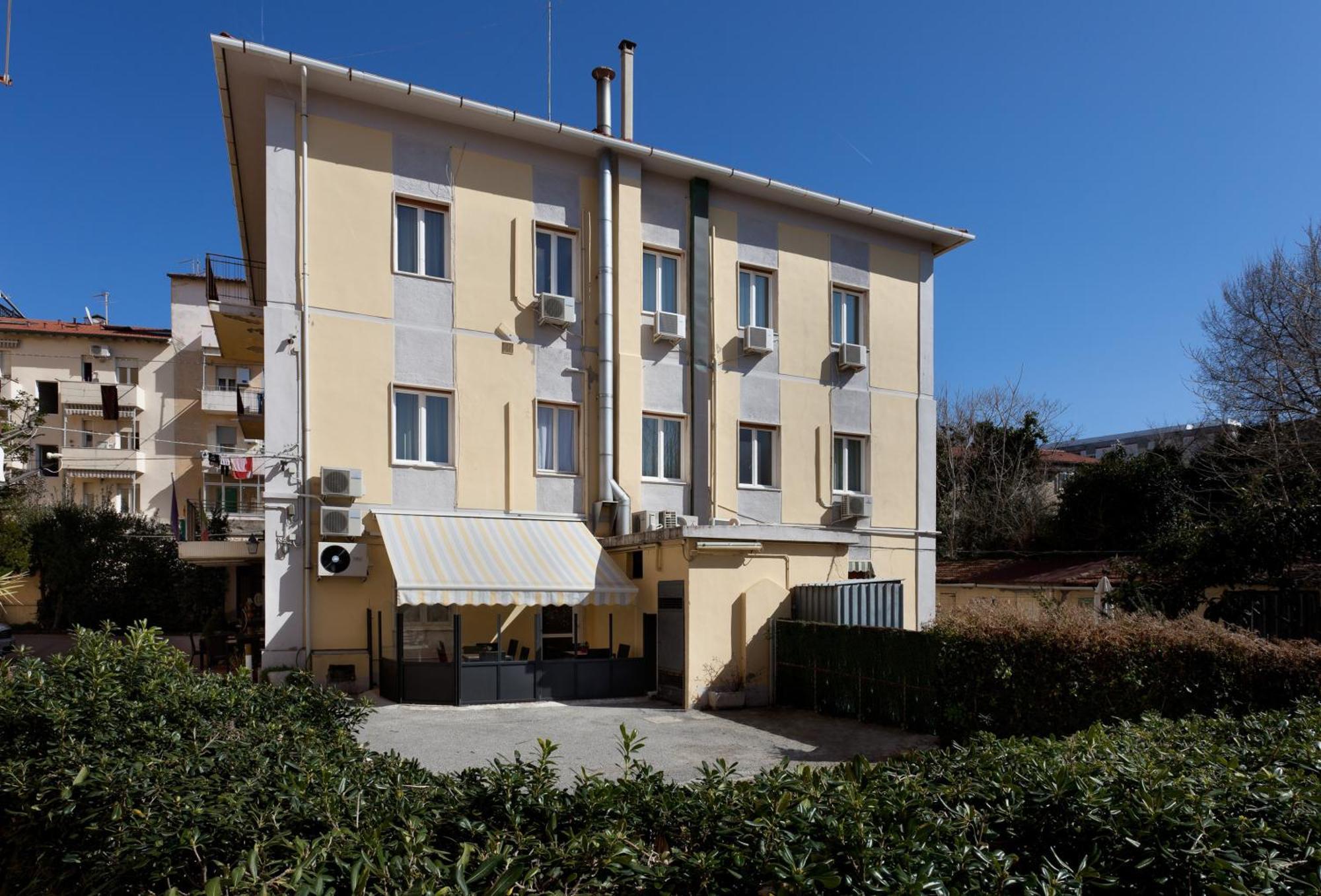 Parking Hotel Giardino Livorno Exterior photo