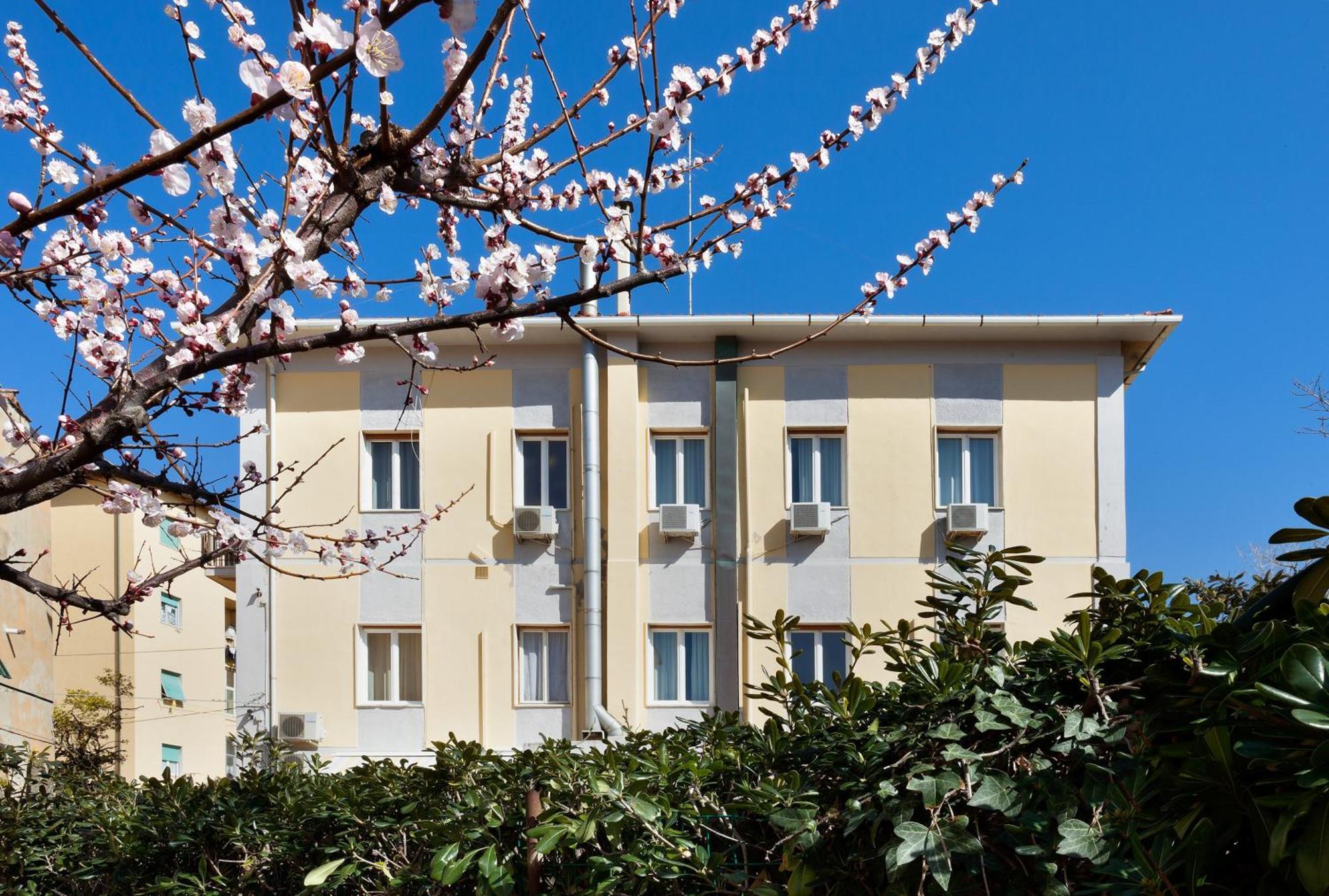 Parking Hotel Giardino Livorno Exterior photo