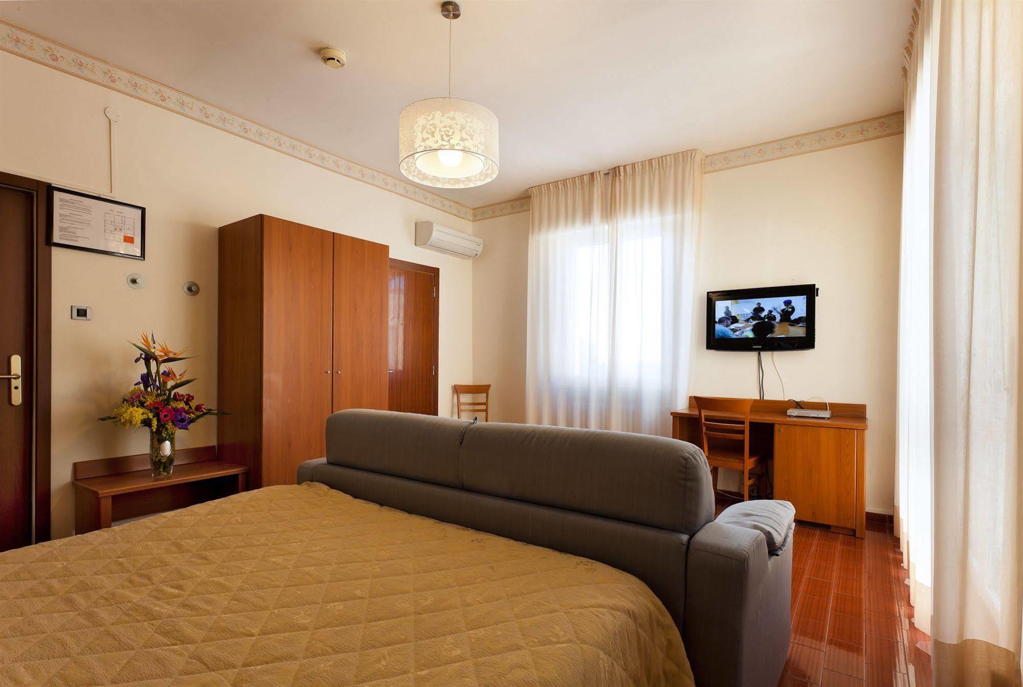 Parking Hotel Giardino Livorno Exterior photo