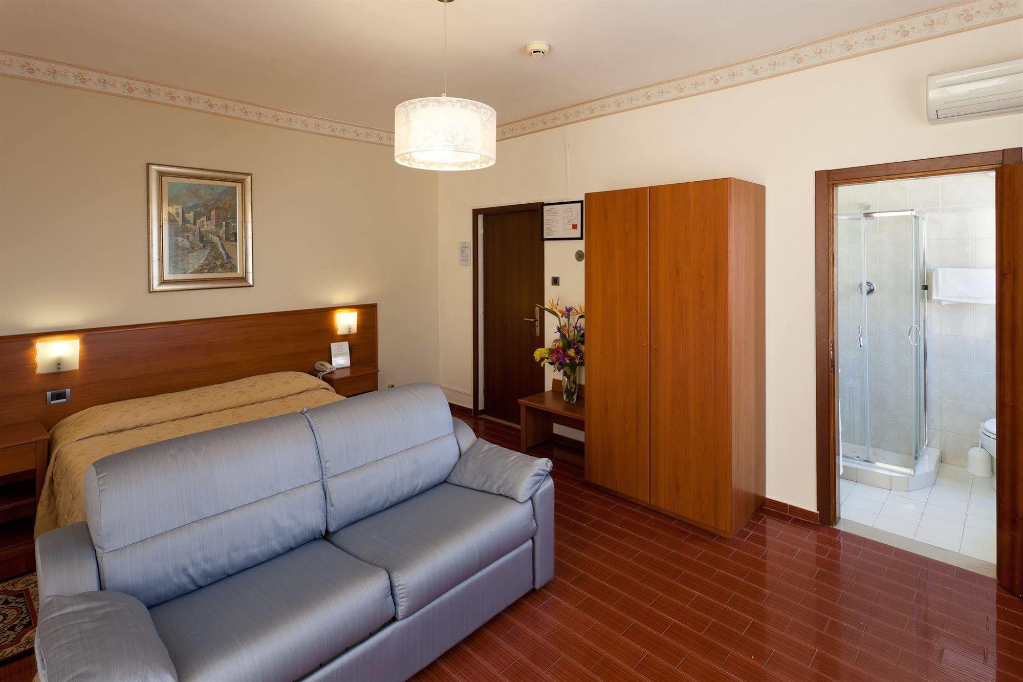 Parking Hotel Giardino Livorno Exterior photo