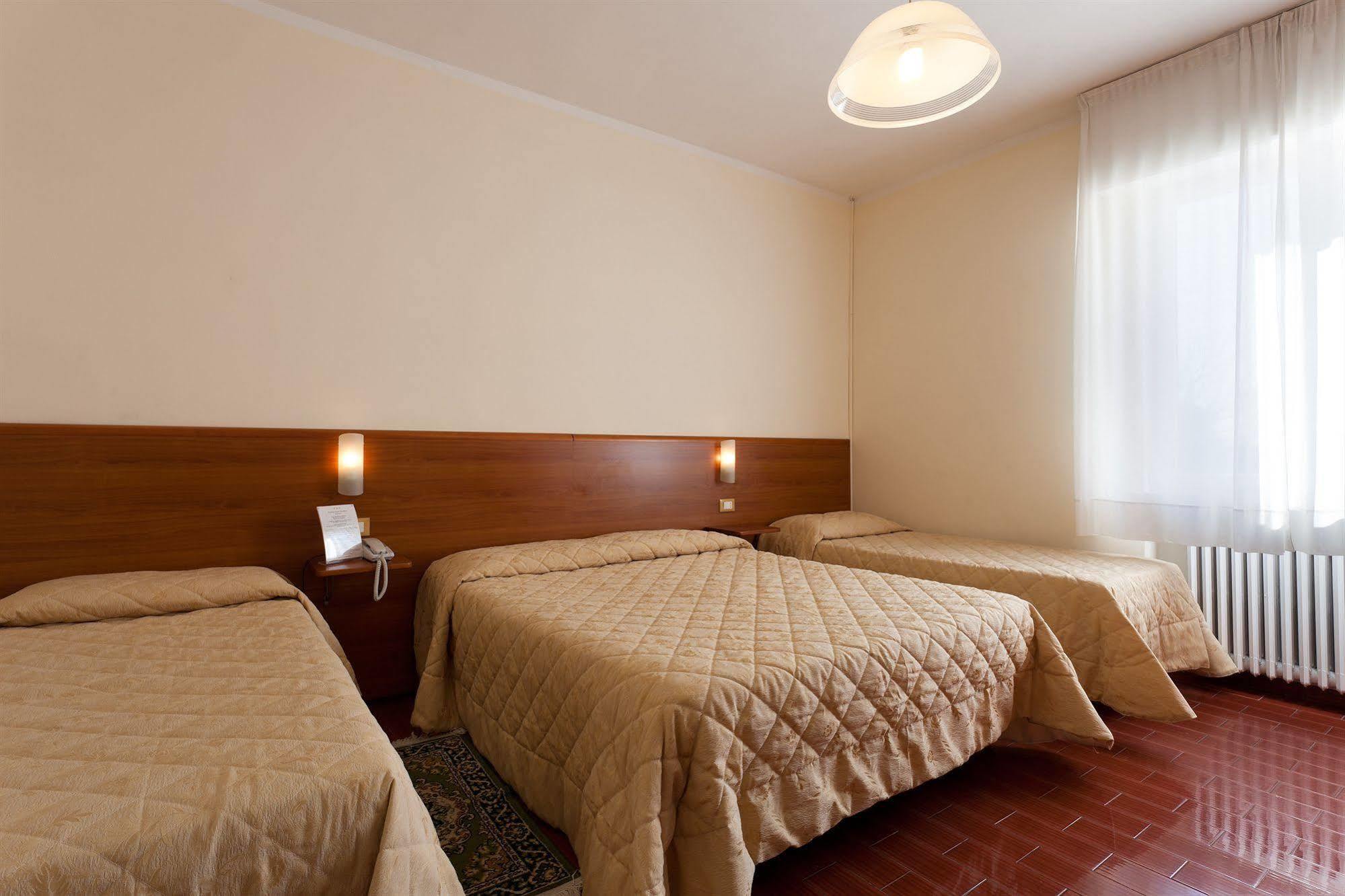 Parking Hotel Giardino Livorno Exterior photo