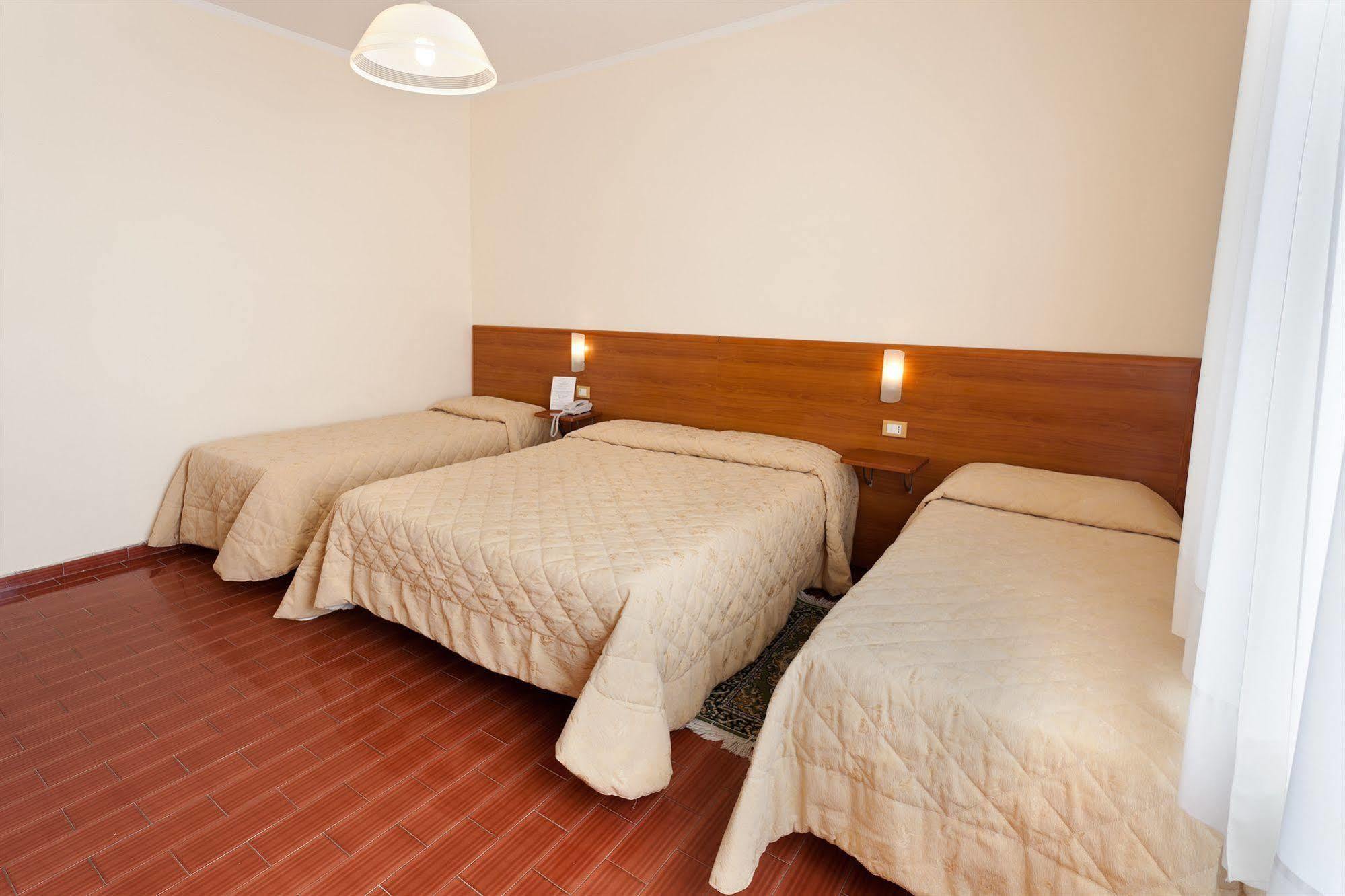 Parking Hotel Giardino Livorno Exterior photo