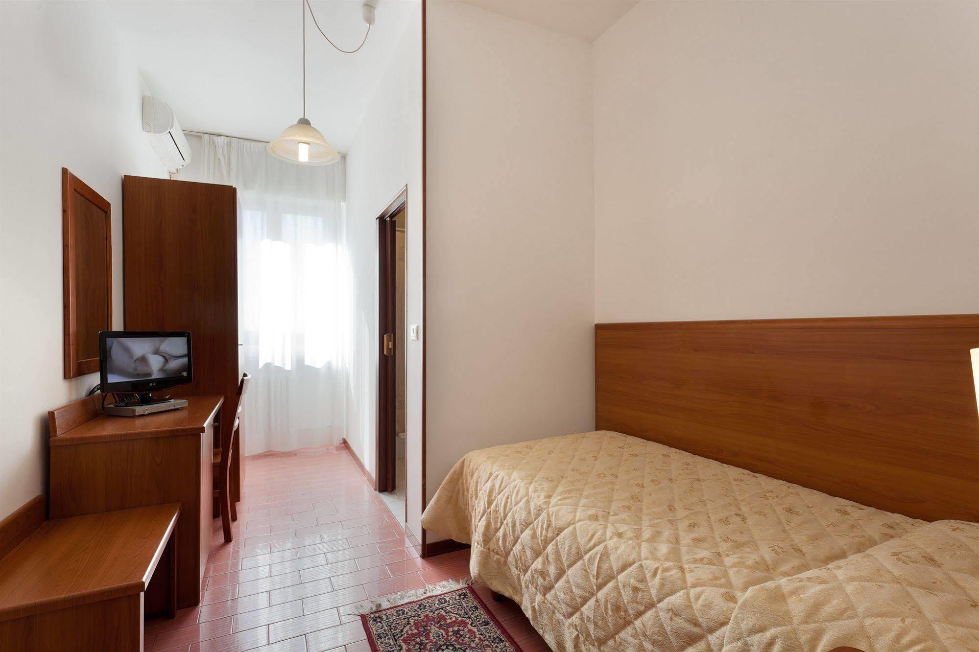 Parking Hotel Giardino Livorno Exterior photo